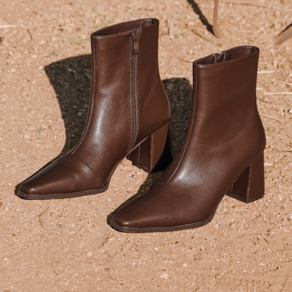 NWT Lulu’s Ariyah Chocolate Brown Low Heel Ankle Booties
